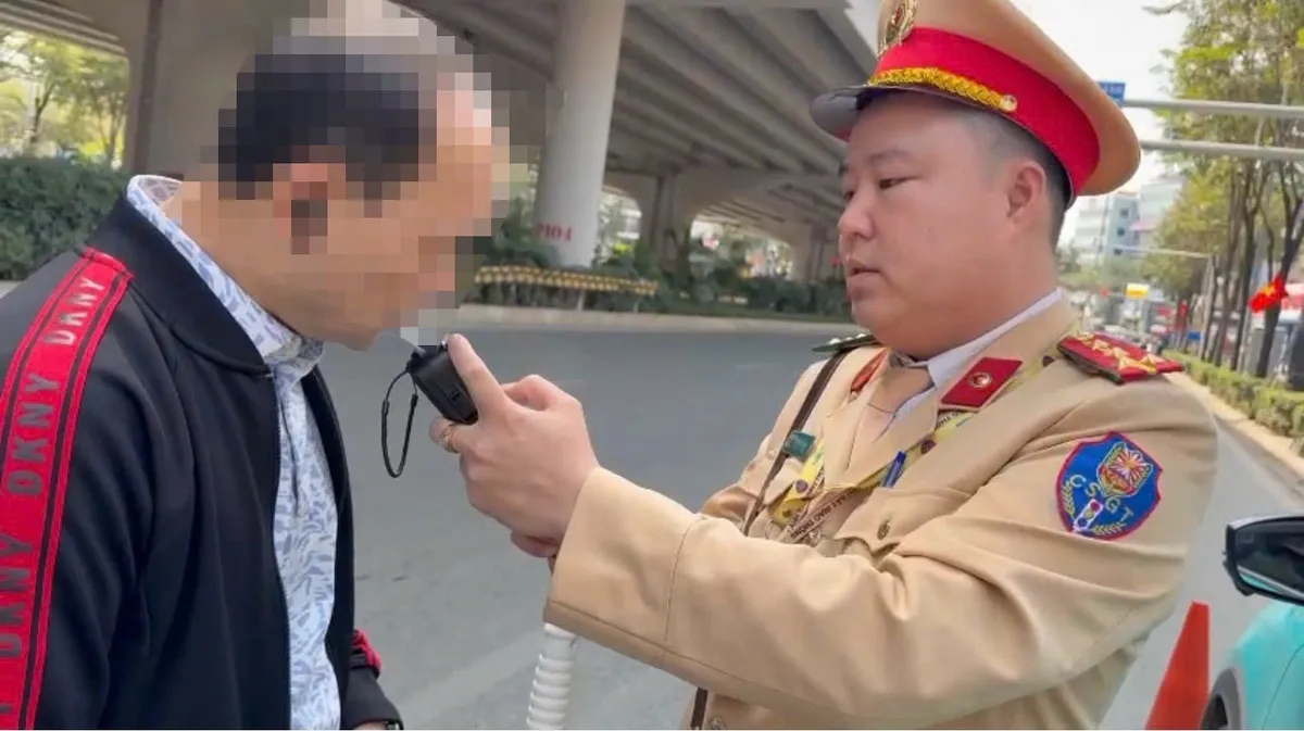 H&agrave; Nội: li&ecirc;n tiếp ph&aacute;t hiện t&agrave;i xế xe taxi v&agrave; xe kh&aacute;ch vi phạm nồng độ cồn - Ảnh 2.