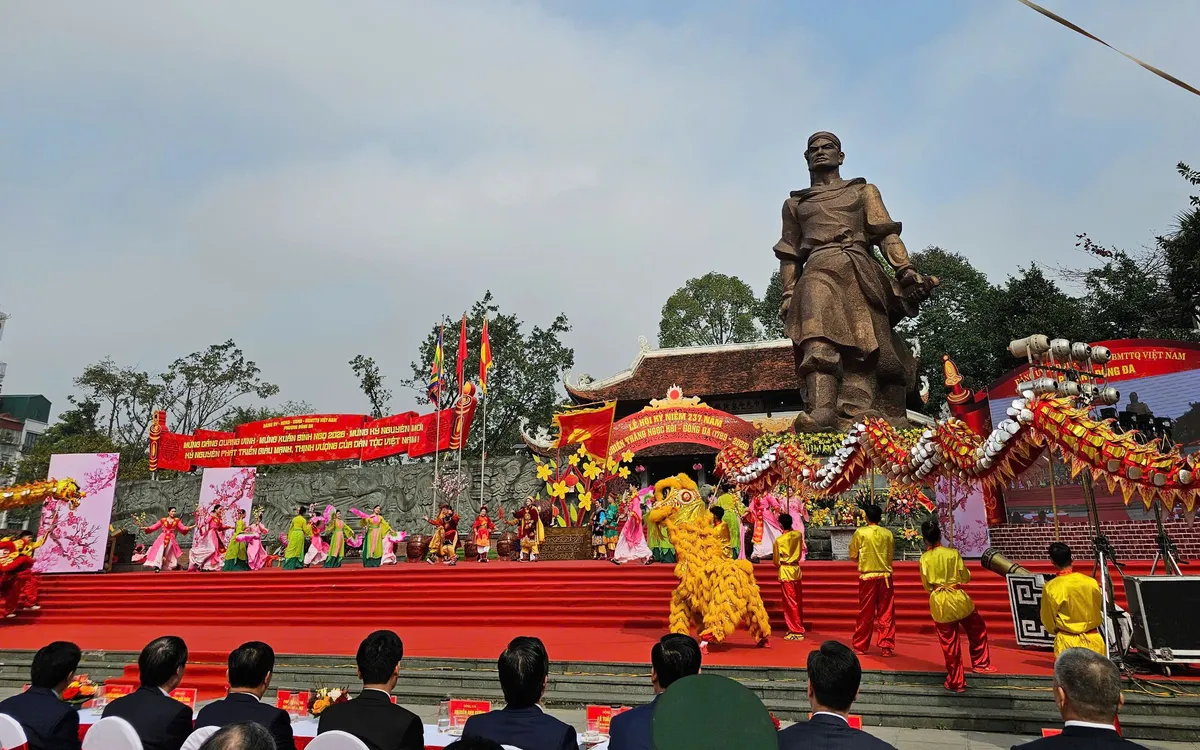 Đông đảo nhân dân và đại biểu dự lễ kỷ niệm 237 năm Chiến thắng Ngọc Hồi – Đống Đa tại Gò Đống Đa.