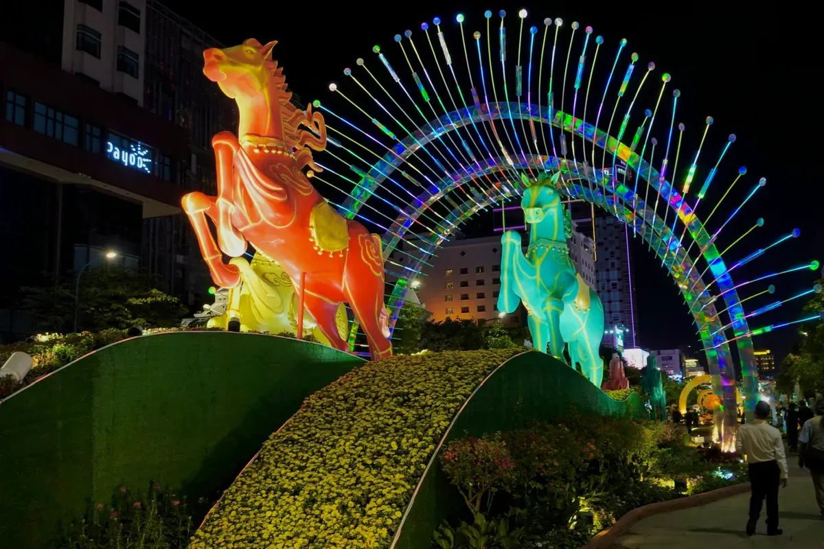 Hơn 1,8 triệu lượt kh&aacute;ch tham quan Đường hoa Nguyễn Huệ Tết B&iacute;nh Ngọ- Ảnh 1.