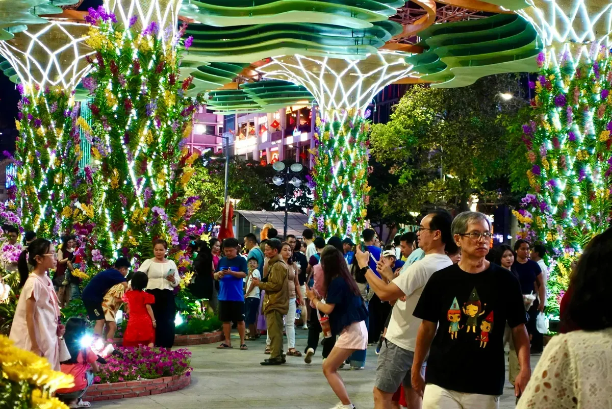 Hơn 1,8 triệu lượt kh&aacute;ch tham quan Đường hoa Nguyễn Huệ Tết B&iacute;nh Ngọ- Ảnh 3.