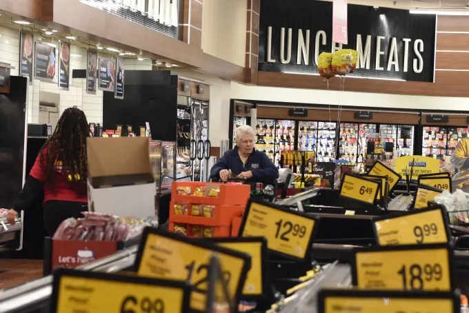 Gi&aacute; h&agrave;ng h&oacute;a Mỹ kh&oacute; giảm sau ph&aacute;n quyết b&aacute;c bỏ thuế quan- Ảnh 1.