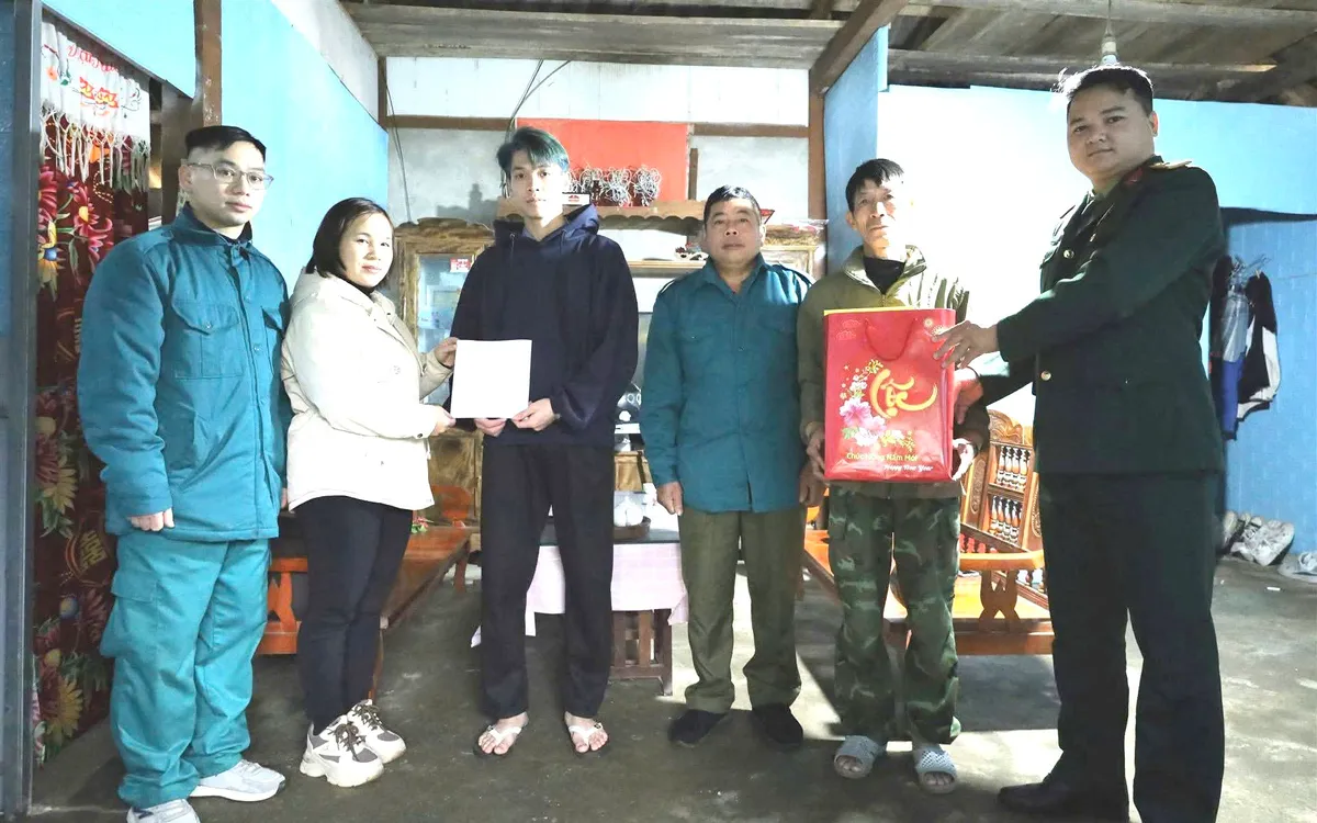 Hội đồng nghĩa vụ quân sự xã Cẩm Giàng, tỉnh Thái Nguyên trao lệnh gọi nhập ngũ cho các công dân trung tuyển. Ảnh Duy Đức