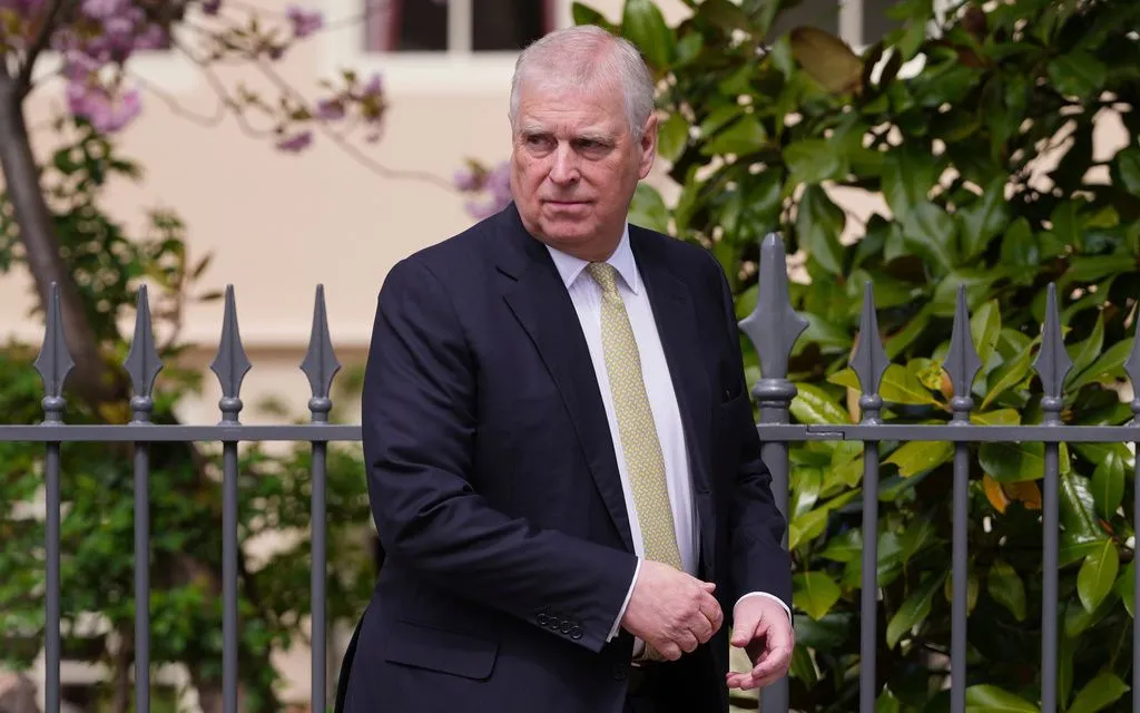 Cựu Hoàng tử Andrew Mountbatten-Windsor rời Nhà nguyện St. George tại lâu đài Windsor sau lễ Phục sinh, ngày 20/4/2025 (Ảnh: AP)