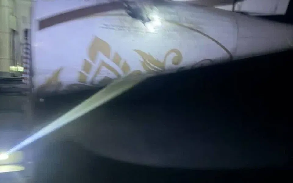 Các nhóm KIA và PDF bị cáo buộc phóng drone cảm tử vào máy bay chở khách, gây hư hại nhẹ phần mũi, thân giữa và đèn đuôi (Ảnh: ELEVEN MEDIA/ASIA NEWS NETWORK)