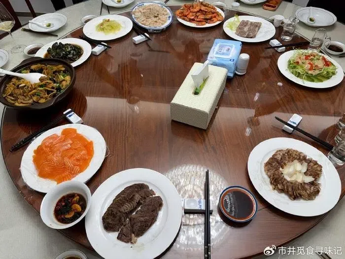 Sao Hoa ngữ khoe cơm Tết với gia đ&igrave;nh - Ảnh 1.