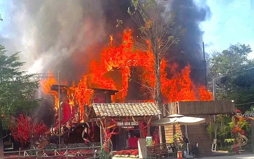 Cháy lớn tại quán cà phê trong hẻm đường Linh Đông. Ảnh: PLO