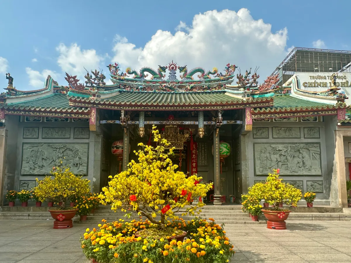 Đầu xu&acirc;n v&atilde;n cảnh những ng&ocirc;i ch&ugrave;a cổ giữa l&ograve;ng TP Hồ Ch&iacute; Minh - Ảnh 9.