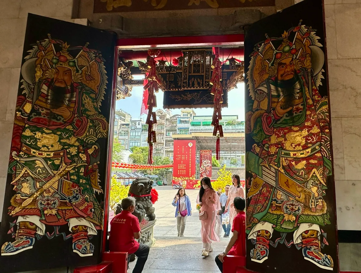 Đầu xu&acirc;n v&atilde;n cảnh những ng&ocirc;i ch&ugrave;a cổ giữa l&ograve;ng TP Hồ Ch&iacute; Minh - Ảnh 11.