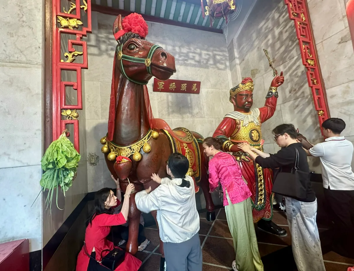 Đầu xu&acirc;n v&atilde;n cảnh những ng&ocirc;i ch&ugrave;a cổ giữa l&ograve;ng TP Hồ Ch&iacute; Minh - Ảnh 12.