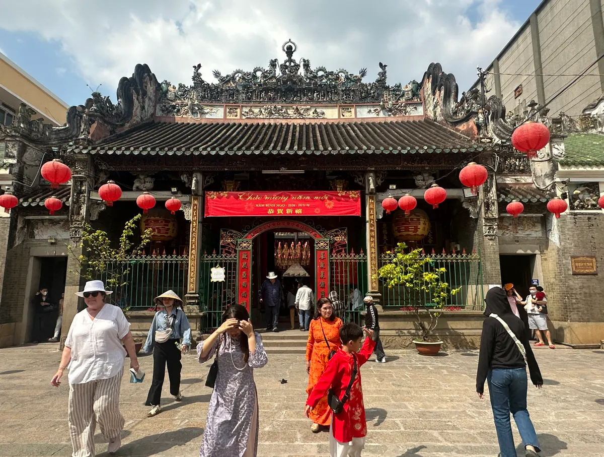 Đầu xu&acirc;n v&atilde;n cảnh những ng&ocirc;i ch&ugrave;a cổ giữa l&ograve;ng TP Hồ Ch&iacute; Minh - Ảnh 1.