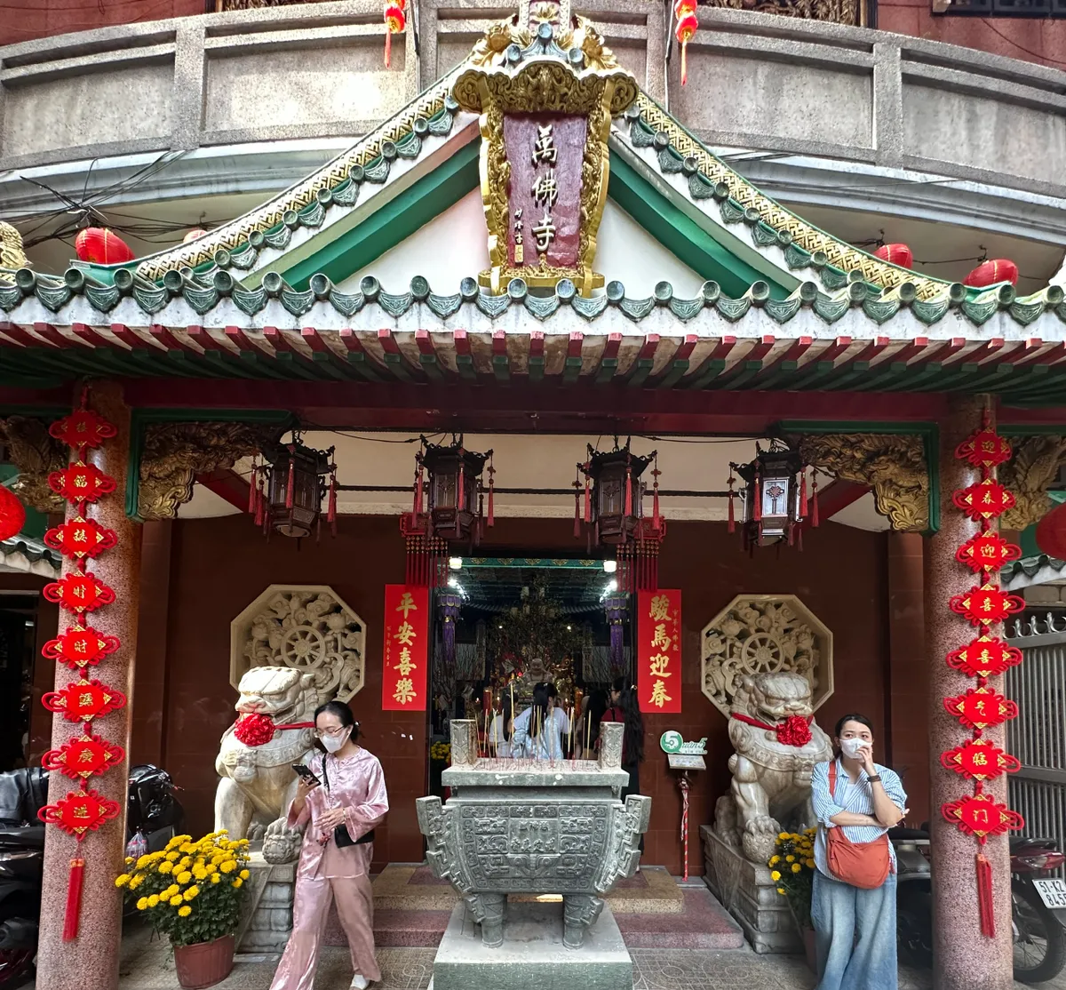 Đầu xu&acirc;n v&atilde;n cảnh những ng&ocirc;i ch&ugrave;a cổ giữa l&ograve;ng TP Hồ Ch&iacute; Minh - Ảnh 13.