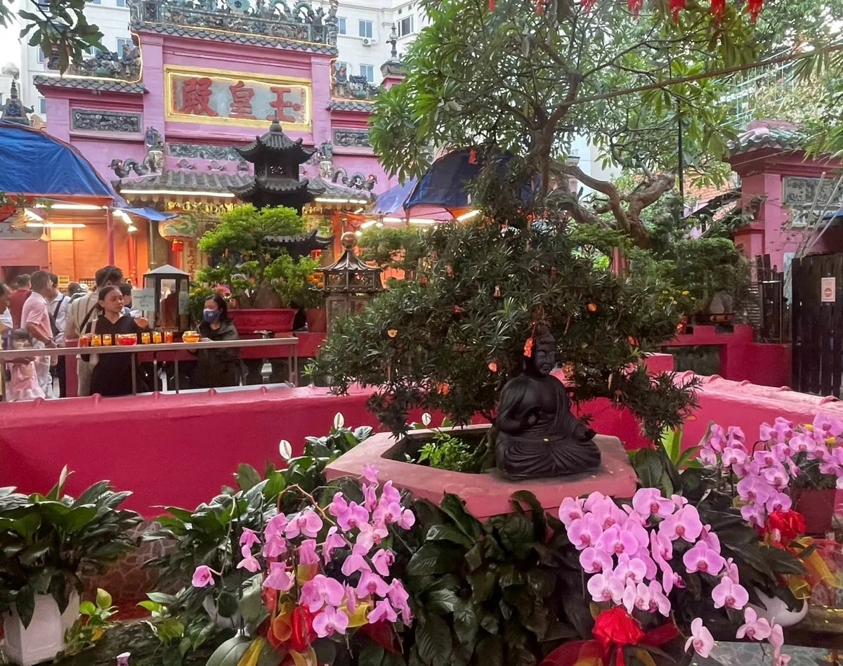 Đầu xu&acirc;n v&atilde;n cảnh những ng&ocirc;i ch&ugrave;a cổ giữa l&ograve;ng TP Hồ Ch&iacute; Minh - Ảnh 17.