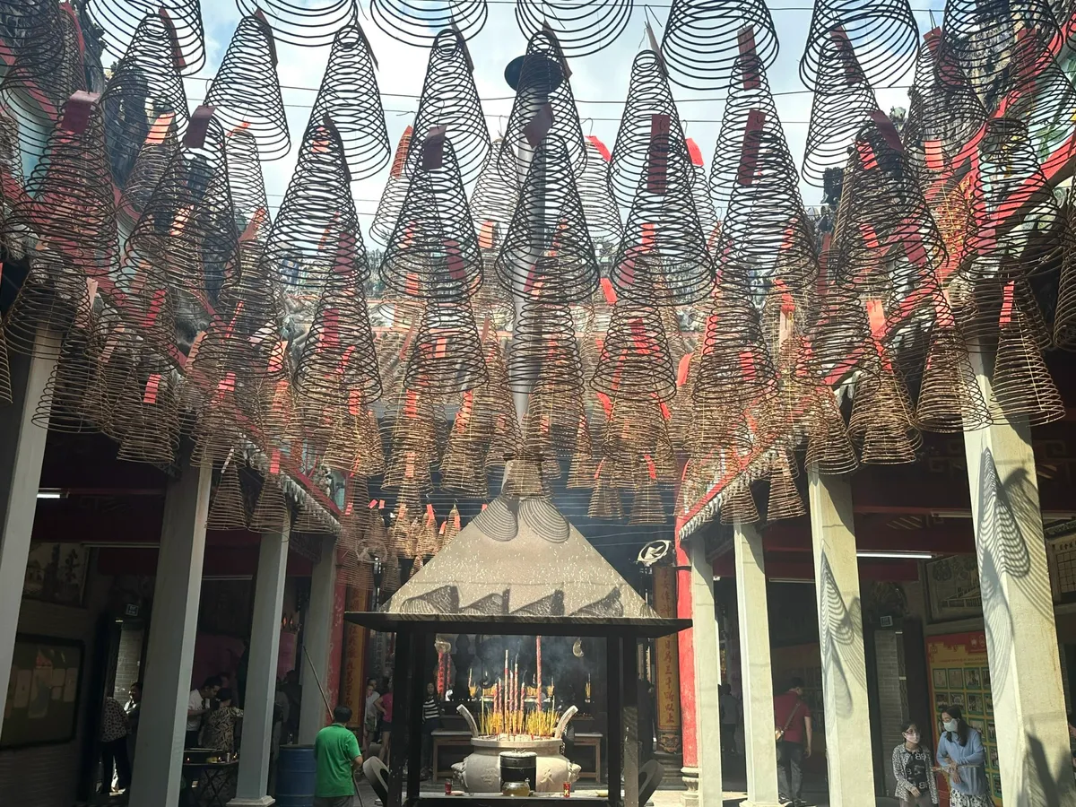 Đầu xu&acirc;n v&atilde;n cảnh những ng&ocirc;i ch&ugrave;a cổ giữa l&ograve;ng TP Hồ Ch&iacute; Minh - Ảnh 2.