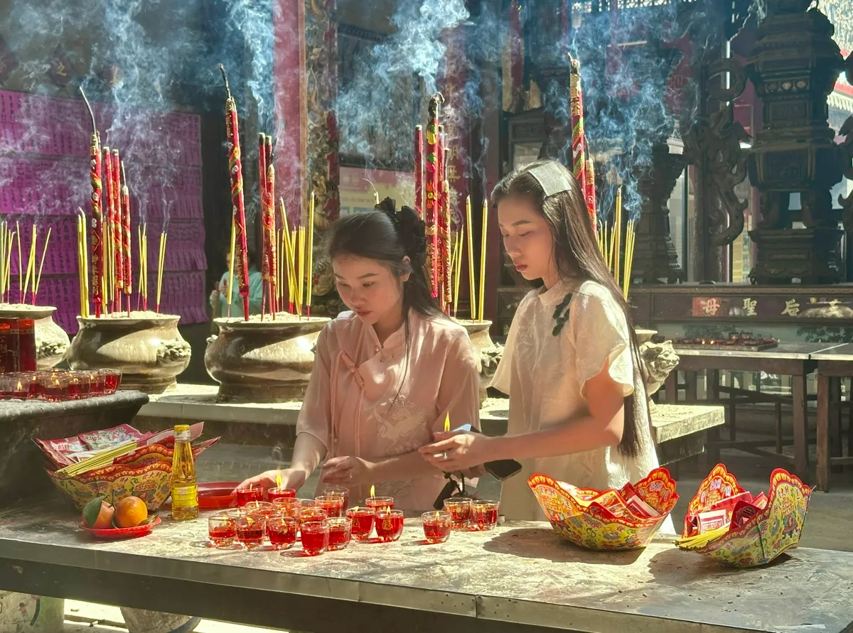 Đầu xu&acirc;n v&atilde;n cảnh những ng&ocirc;i ch&ugrave;a cổ giữa l&ograve;ng TP Hồ Ch&iacute; Minh - Ảnh 3.