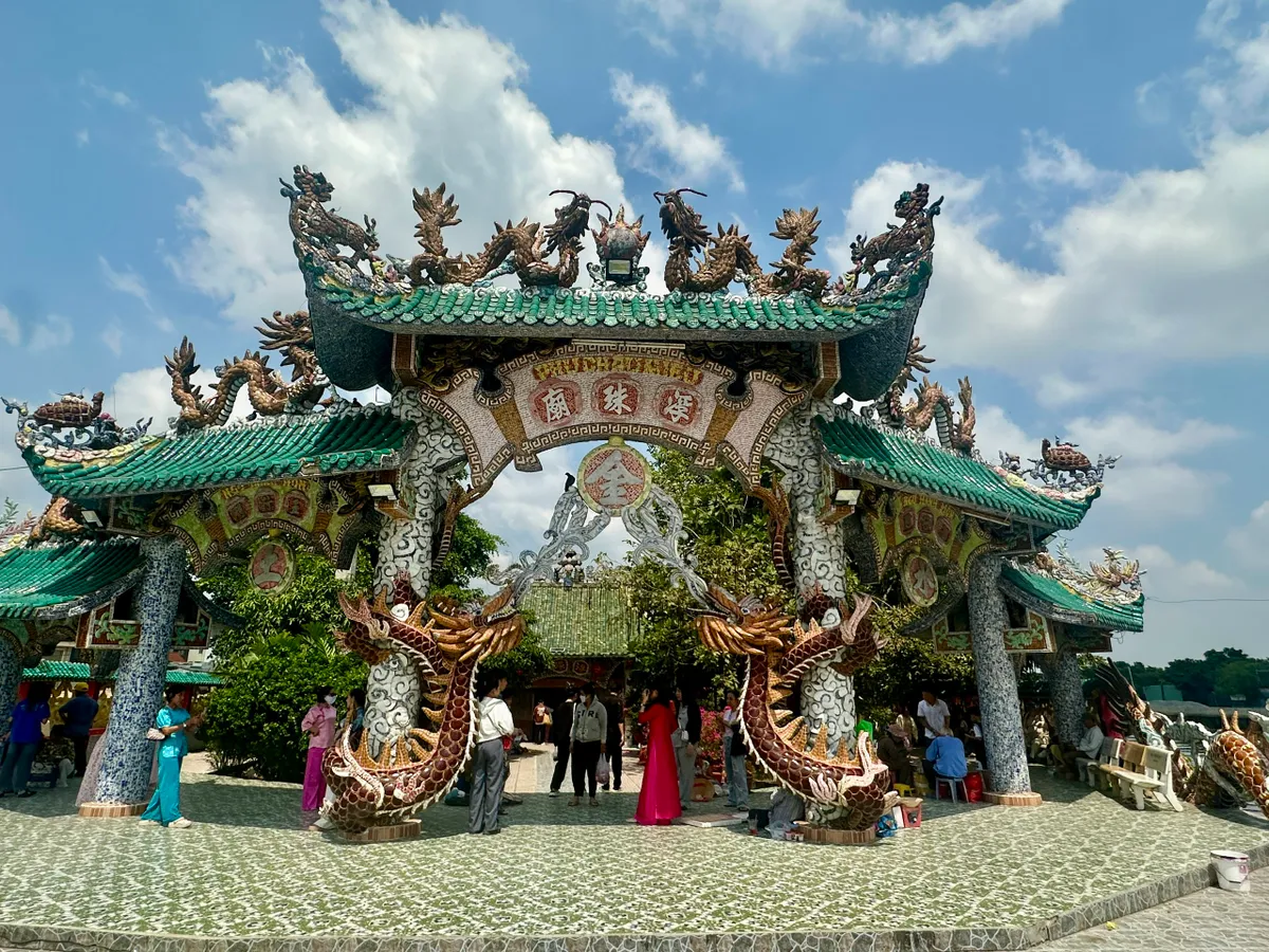 Đầu xu&acirc;n v&atilde;n cảnh những ng&ocirc;i ch&ugrave;a cổ giữa l&ograve;ng TP Hồ Ch&iacute; Minh - Ảnh 26.