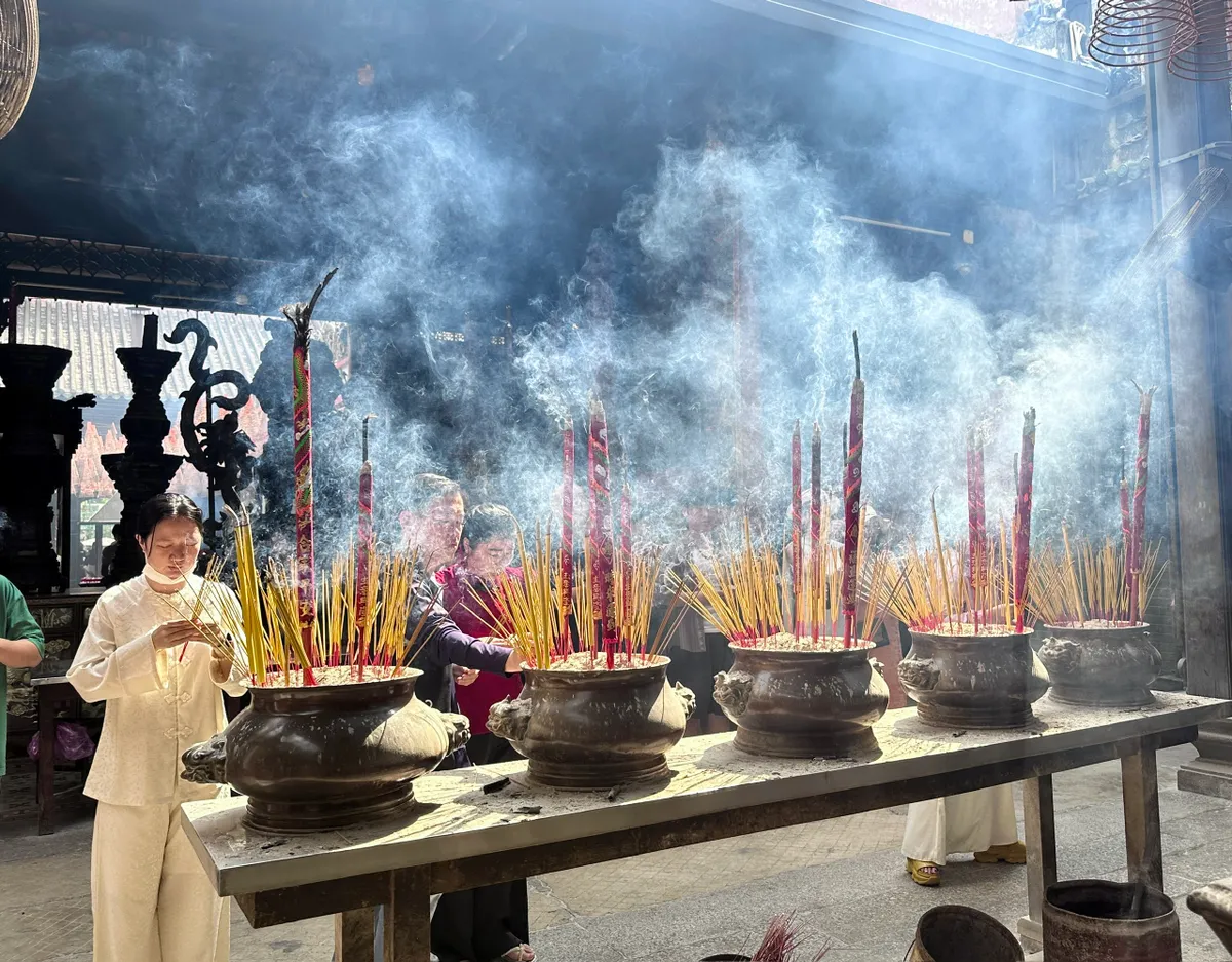 Đầu xu&acirc;n v&atilde;n cảnh những ng&ocirc;i ch&ugrave;a cổ giữa l&ograve;ng TP Hồ Ch&iacute; Minh - Ảnh 4.