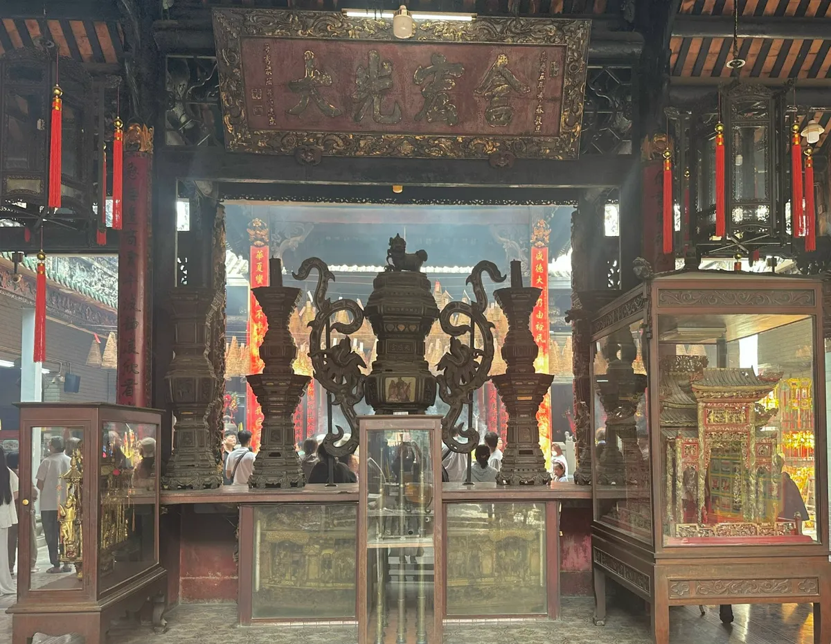 Đầu xu&acirc;n v&atilde;n cảnh những ng&ocirc;i ch&ugrave;a cổ giữa l&ograve;ng TP Hồ Ch&iacute; Minh - Ảnh 5.