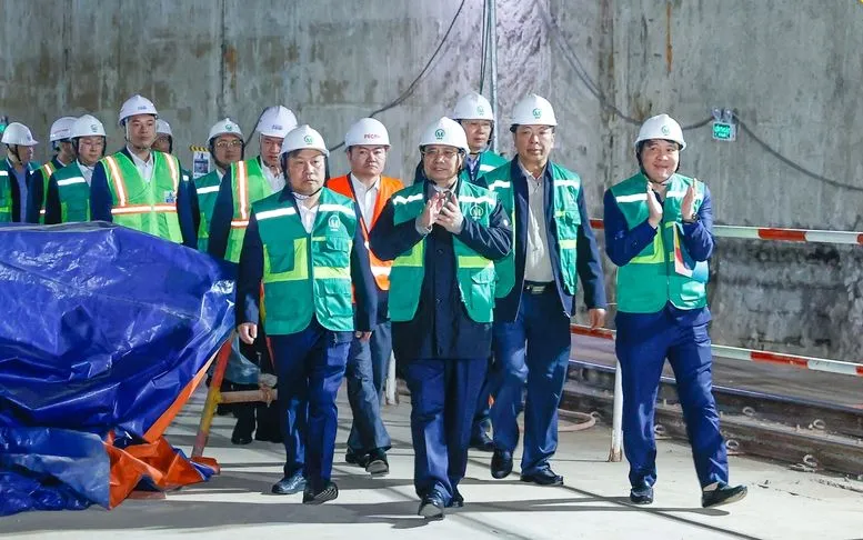 Thủ tướng Phạm Minh Chính kiểm tra hiện trường dự án tuyến đường sắt đô thị số 3 Nhổn – Ga Hà Nội - Ảnh: VGP/Nhật Bắc