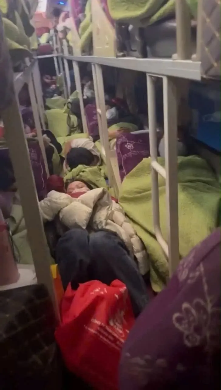 Cảnh s&aacute;t giao th&ocirc;ng Đ&agrave; Nẵng ph&aacute;t hiện xe 43 chỗ nhồi nh&eacute;t đến 60 kh&aacute;ch- Ảnh 1.