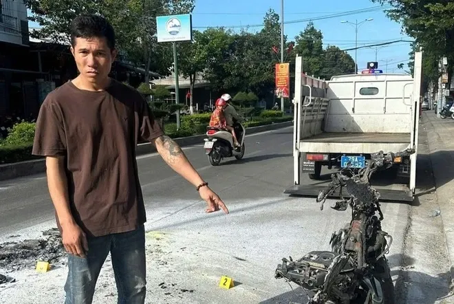 Người đ&agrave;n &ocirc;ng đốt xe m&aacute;y, chửi bới cảnh s&aacute;t khi bị kiểm tra nồng độ cồn- Ảnh 1.