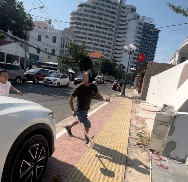 Chủ qu&aacute;n cơm ni&ecirc;u ở Vũng T&agrave;u bị triệu tập sau vụ rượt đuổi, h&agrave;nh hung du kh&aacute;ch- Ảnh 1.