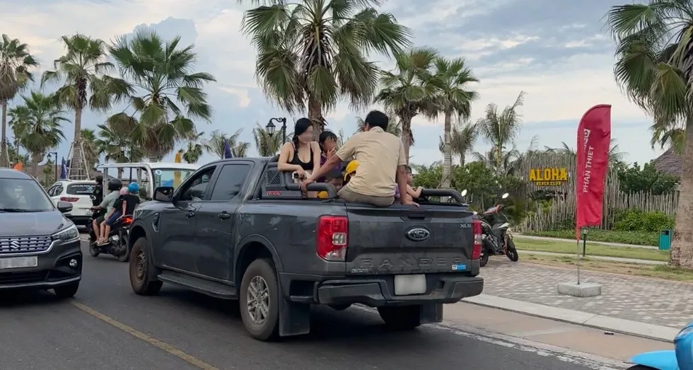 Chở người tr&ecirc;n th&ugrave;ng xe b&aacute;n tải: Nguy hiểm v&agrave; c&oacute; thể bị phạt tới 6 triệu đồng- Ảnh 1.