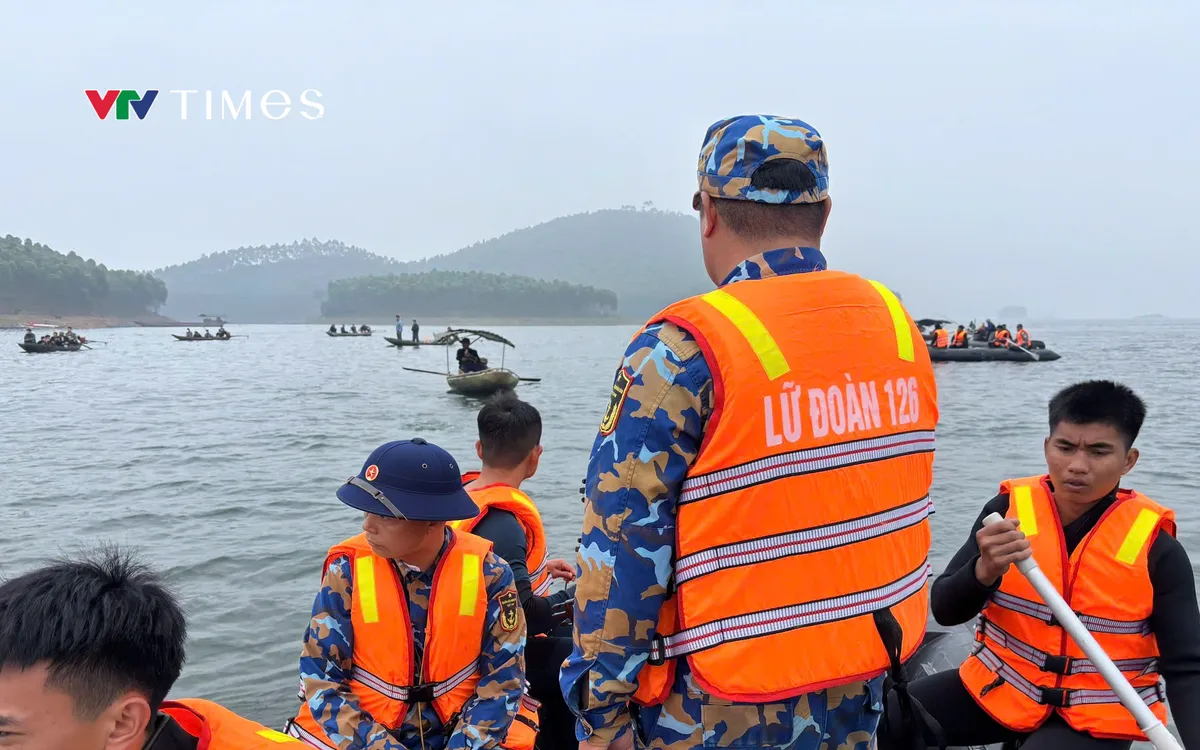 Thợ lặn thuộc Lữ đoàn 126 Hải quân tổ chức tìm kiếm nạn nhân đang mất tích.