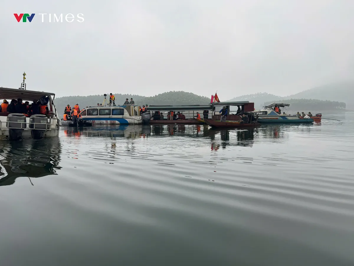 T&igrave;m thấy nạn nh&acirc;n mất t&iacute;ch đầu ti&ecirc;n trong vụ lật t&agrave;u chở kh&aacute;ch tr&ecirc;n hồ Th&aacute;c B&agrave; - Ảnh 2.