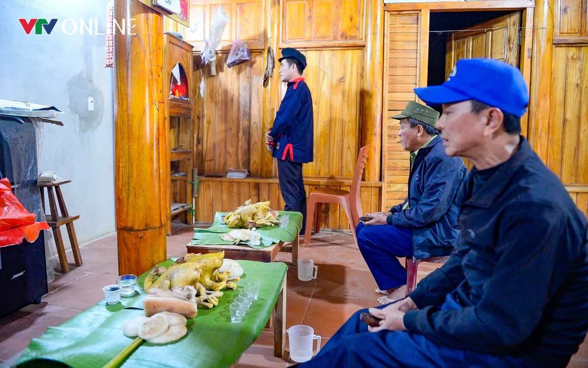 Mâm cúng Tết năm cùng được bày biện trang nghiêm với lễ vật truyền thống, thể hiện lòng thành kính của người Dao Quần Chẹt đối với tổ tiên.