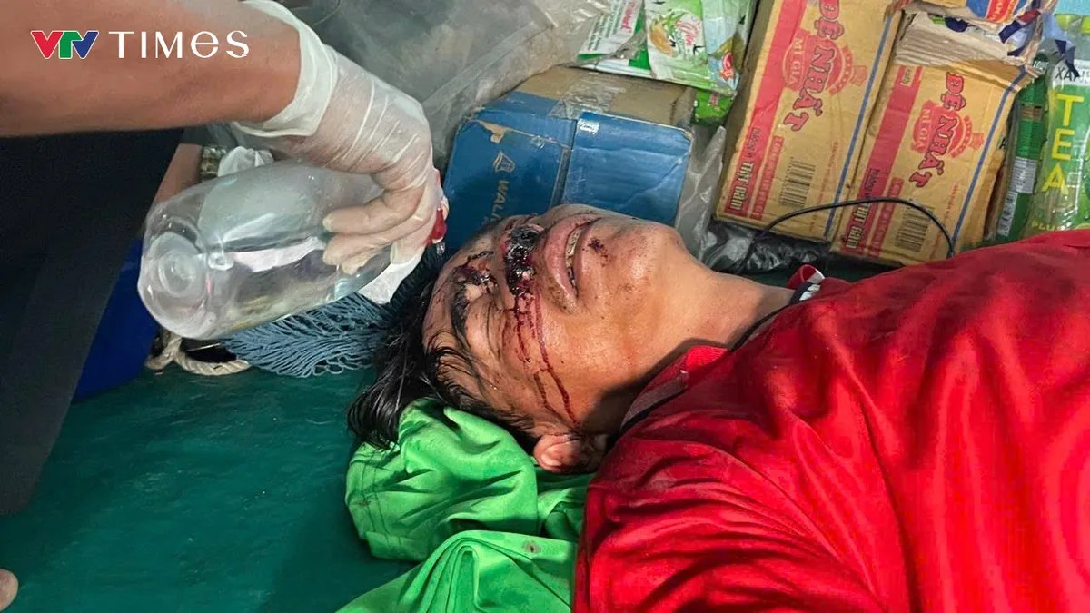 Nhà giàn DK1/10 cấp cứu ngư dân gặp nạn trên biển - Ảnh 1.