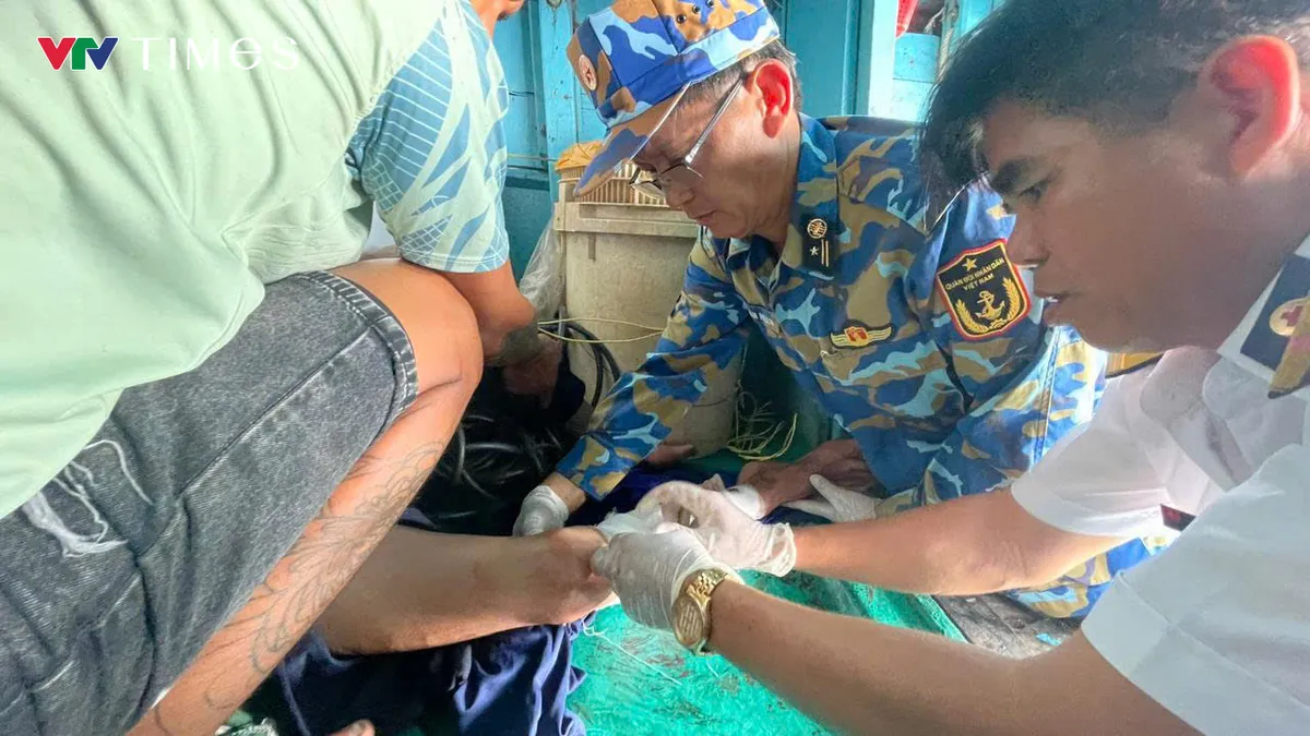 Nhà giàn DK1/10 cấp cứu ngư dân gặp nạn trên biển - Ảnh 3.