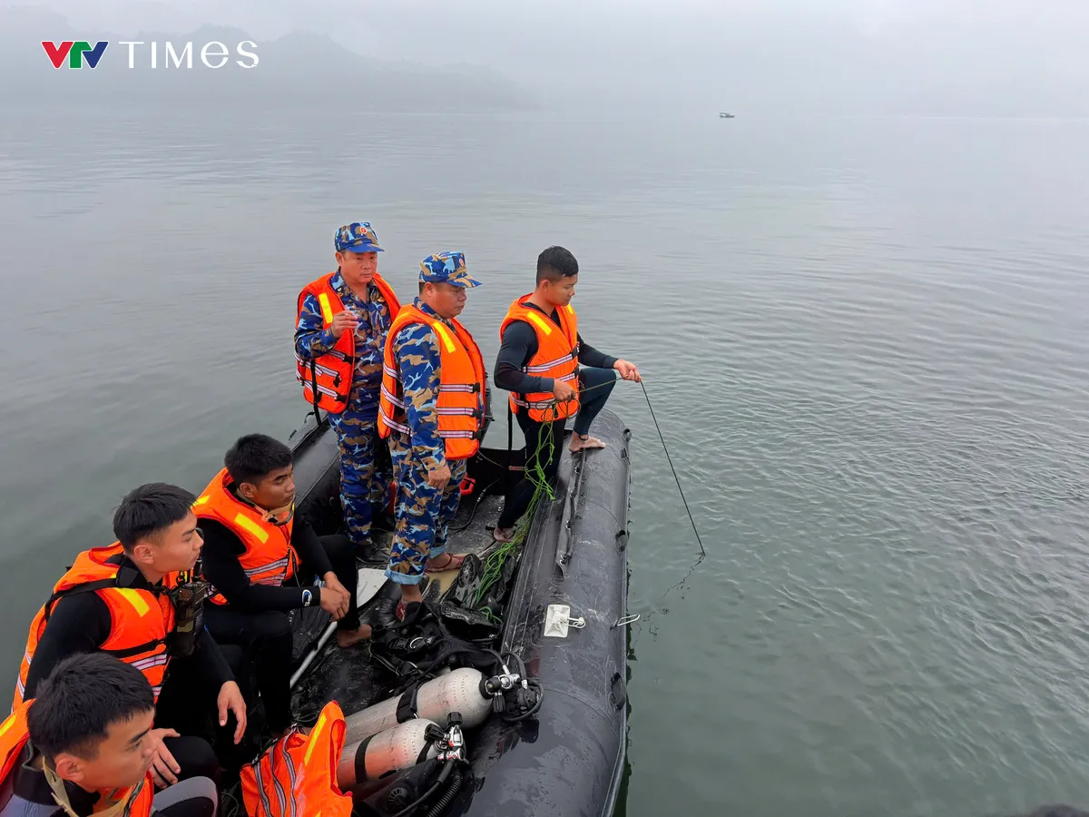T&igrave;m thấy nạn nh&acirc;n mất t&iacute;ch đầu ti&ecirc;n trong vụ lật t&agrave;u chở kh&aacute;ch tr&ecirc;n hồ Th&aacute;c B&agrave; - Ảnh 4.