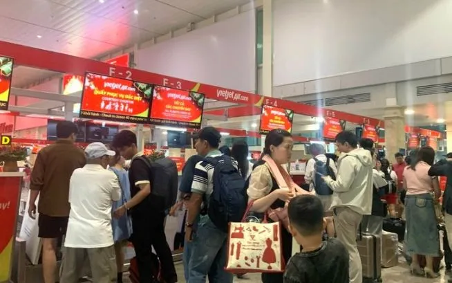 Hành khách check-in tại Cảng hàng không quốc tế Tân Sơn Nhất. (Ảnh: Hồng Đạt/TTXVN)