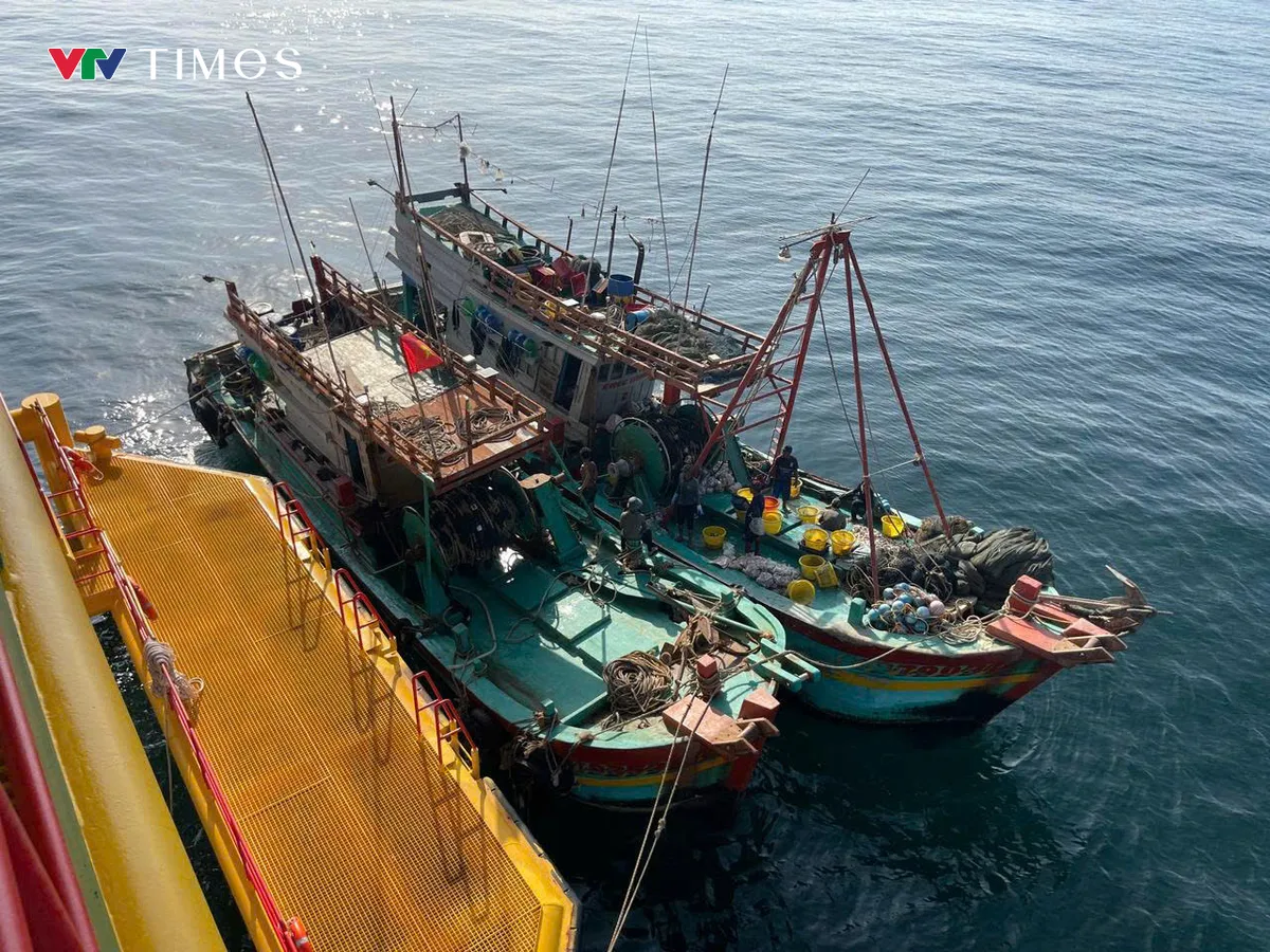 Nhà giàn DK1/10 cấp cứu ngư dân gặp nạn trên biển - Ảnh 2.