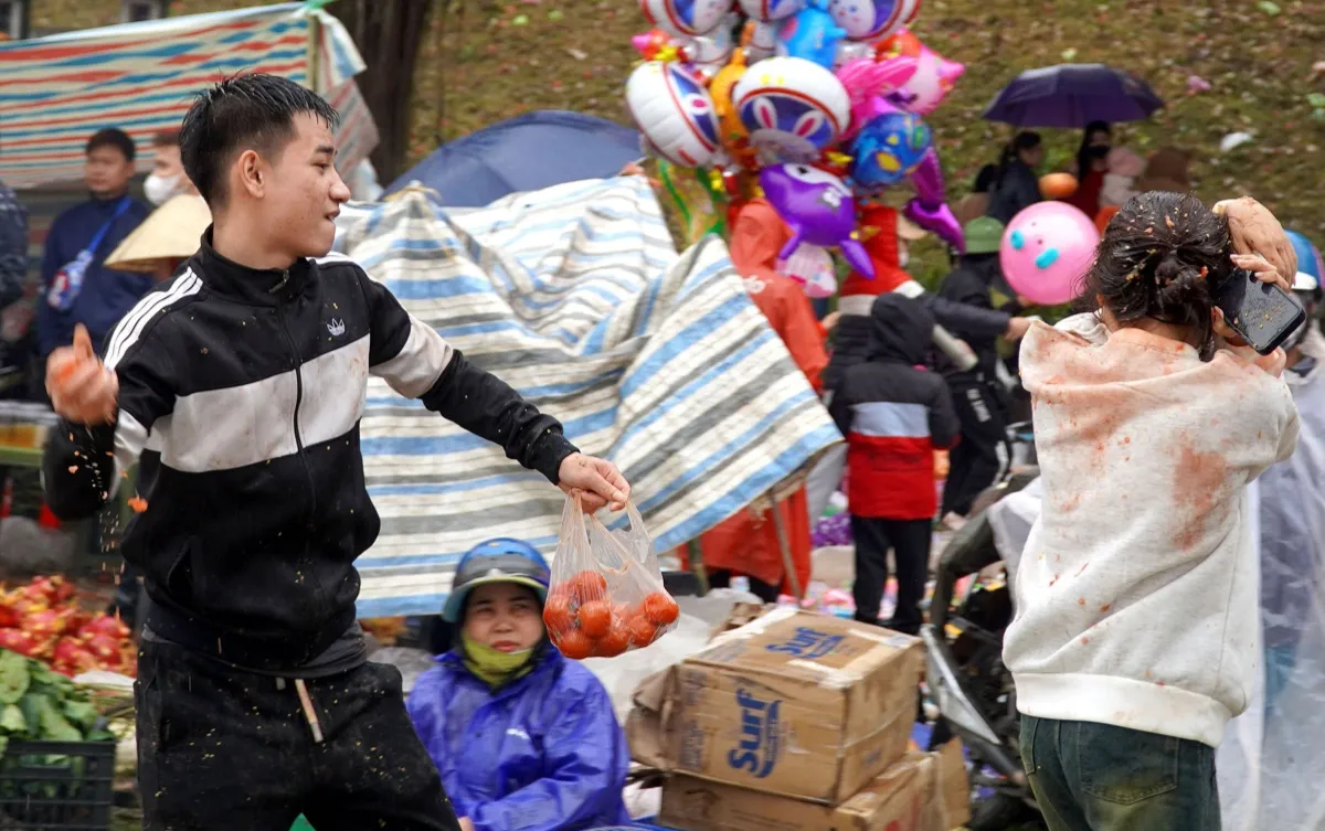 H&agrave;ng ngh&igrave;n người đội mưa dự chợ Chuộng, n&eacute;m c&agrave; chua cầu may đầu năm- Ảnh 1.