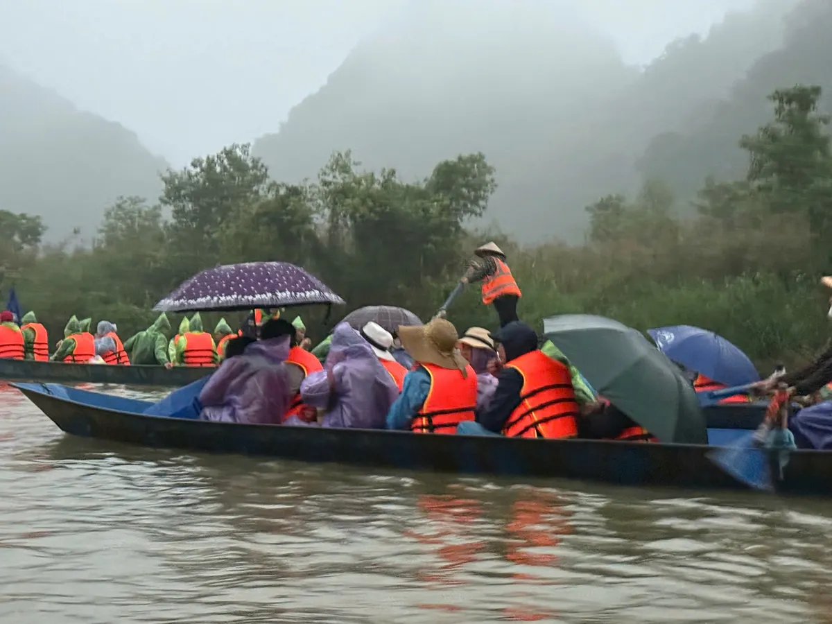 Nườm nượp d&ograve;ng người đổ về khai hội Ch&ugrave;a Hương trong m&agrave;n mưa bụi s&aacute;ng m&ugrave;ng 6 Tết- Ảnh 2.