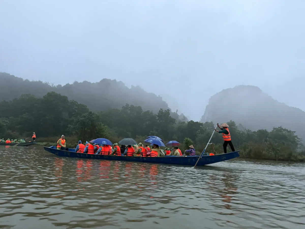 Nườm nượp d&ograve;ng người đổ về khai hội Ch&ugrave;a Hương trong m&agrave;n mưa bụi s&aacute;ng m&ugrave;ng 6 Tết- Ảnh 3.