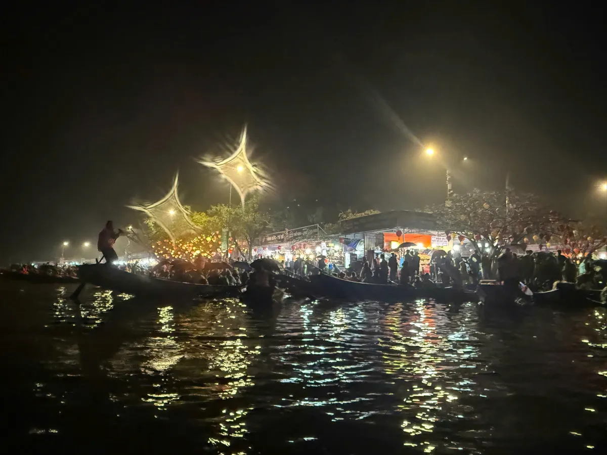 Nườm nượp d&ograve;ng người đổ về khai hội Ch&ugrave;a Hương trong m&agrave;n mưa bụi s&aacute;ng m&ugrave;ng 6 Tết- Ảnh 1.