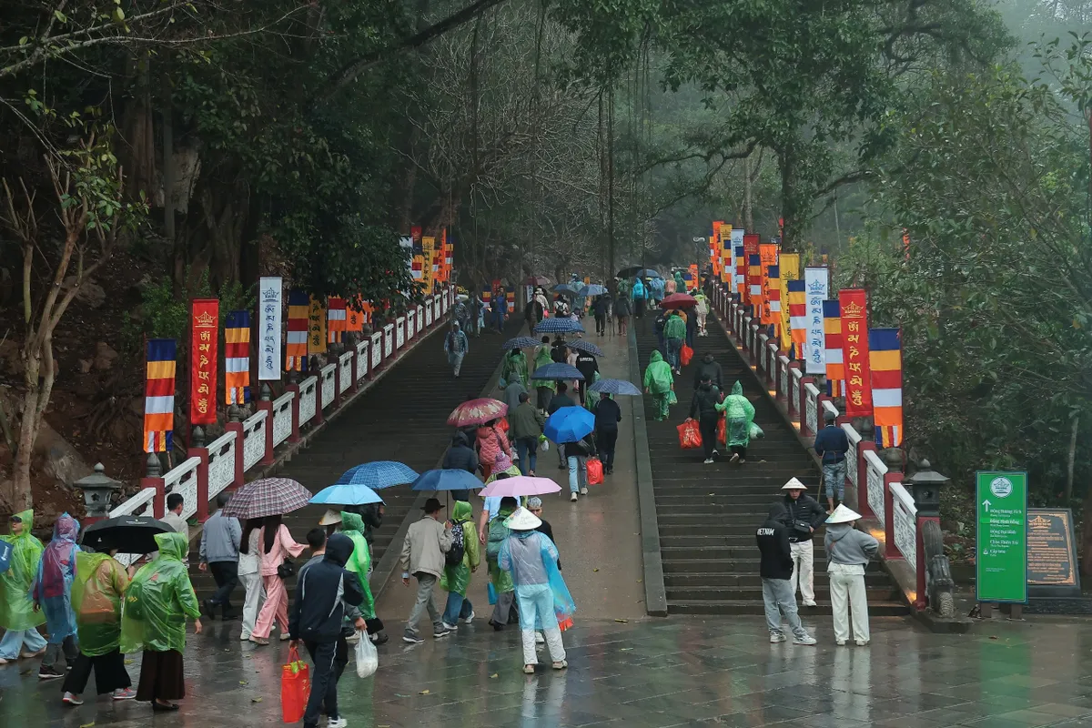 Nườm nượp d&ograve;ng người đổ về khai hội Ch&ugrave;a Hương trong m&agrave;n mưa bụi s&aacute;ng m&ugrave;ng 6 Tết- Ảnh 9.