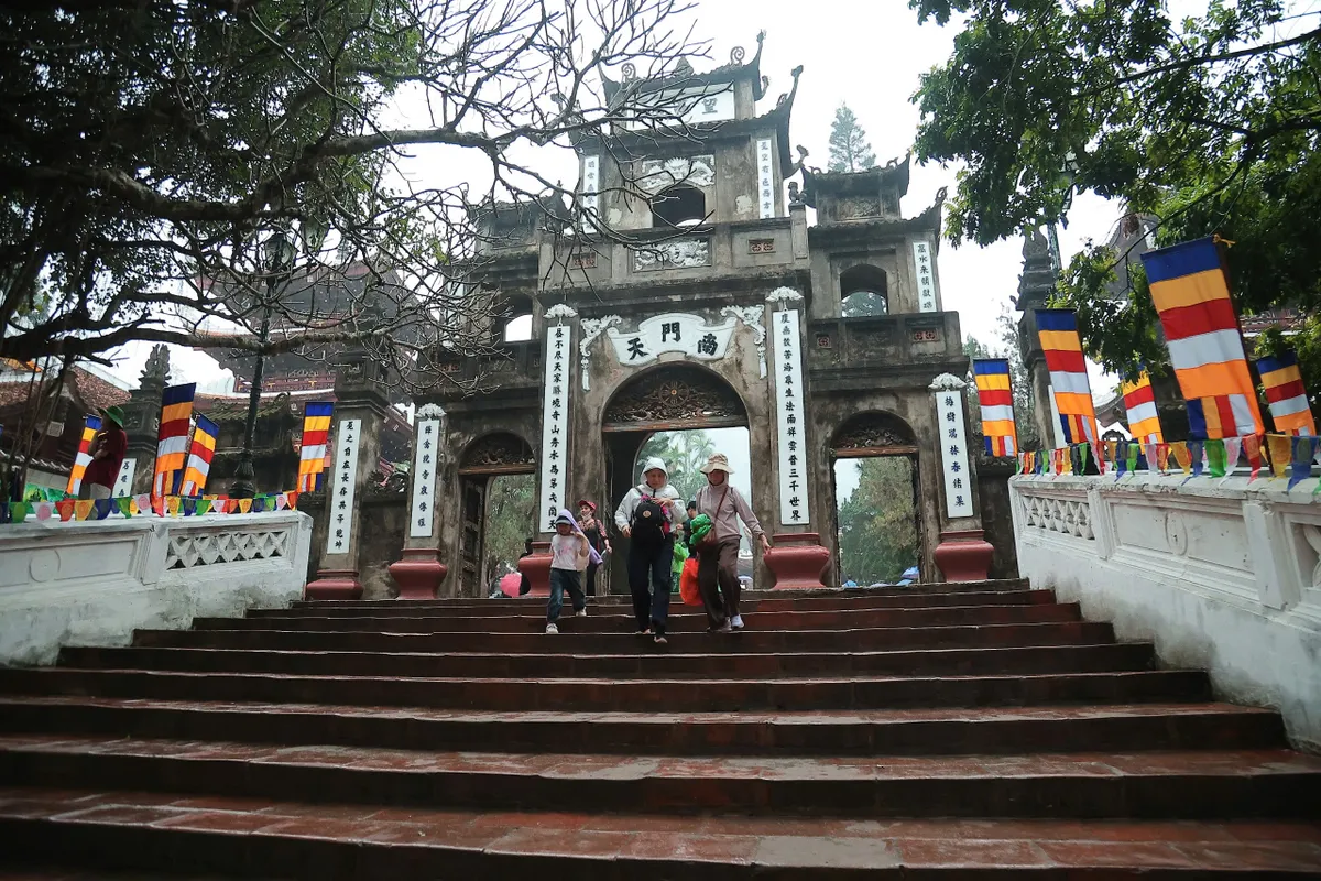 Nườm nượp d&ograve;ng người đổ về khai hội Ch&ugrave;a Hương trong m&agrave;n mưa bụi s&aacute;ng m&ugrave;ng 6 Tết- Ảnh 7.