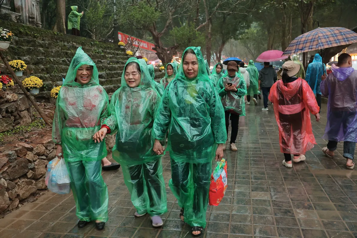 Nườm nượp d&ograve;ng người đổ về khai hội Ch&ugrave;a Hương trong m&agrave;n mưa bụi s&aacute;ng m&ugrave;ng 6 Tết- Ảnh 4.