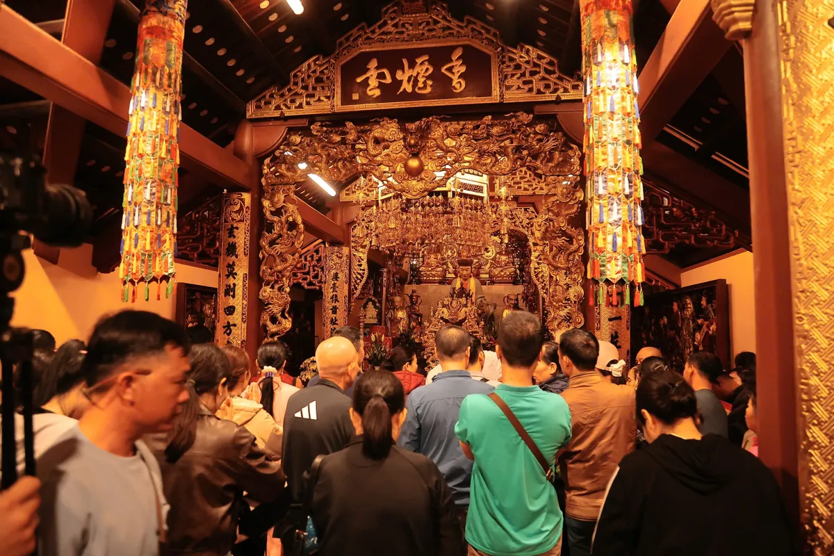 Nườm nượp d&ograve;ng người đổ về khai hội Ch&ugrave;a Hương trong m&agrave;n mưa bụi s&aacute;ng m&ugrave;ng 6 Tết- Ảnh 8.