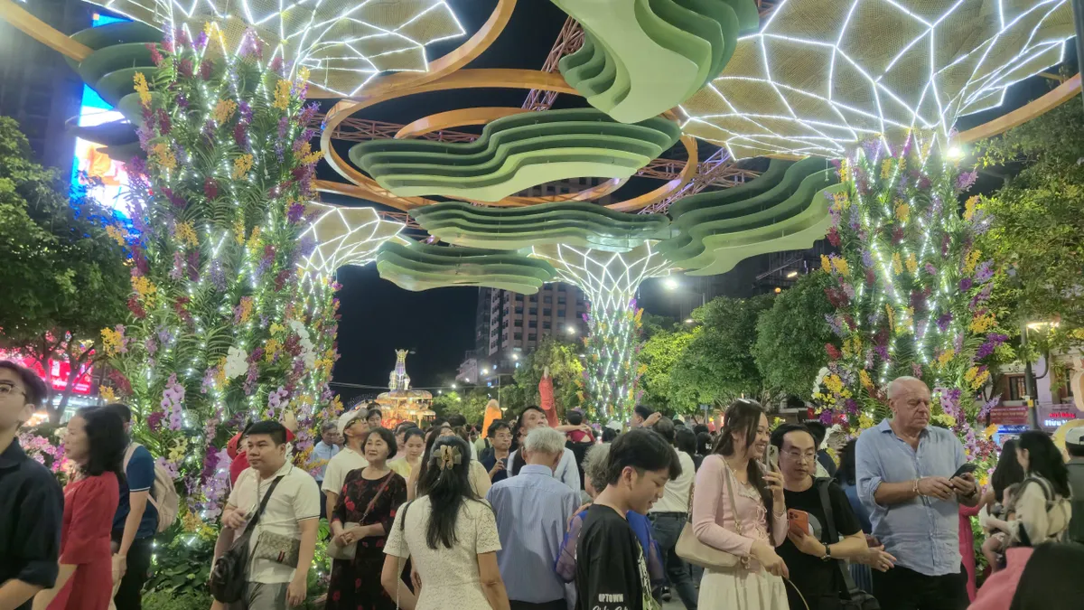 TP Hồ Ch&iacute; Minh đ&oacute;n hơn 4,3 triệu lượt kh&aacute;ch dịp Tết B&iacute;nh Ngọ - Ảnh 2.