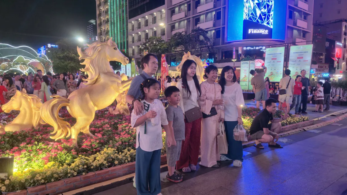 TP Hồ Ch&iacute; Minh đ&oacute;n hơn 4,3 triệu lượt kh&aacute;ch dịp Tết B&iacute;nh Ngọ - Ảnh 1.