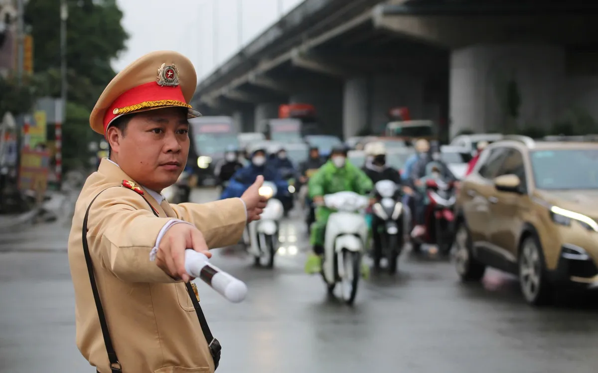 Từ trưa 22/2 (mùng 6 tết Bính Ngọ 2026), dòng người từ các địa phương di chuyển qua mọi ngả đường cửa ngõ để về Hà Nội sau kỳ nghỉ Tết dài ngày.