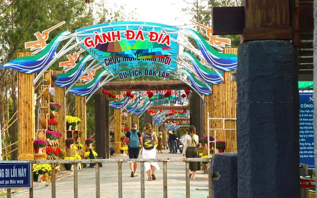 Du khách tham quan Gành Đá Đĩa trong dịp Tết Nguyên đán.