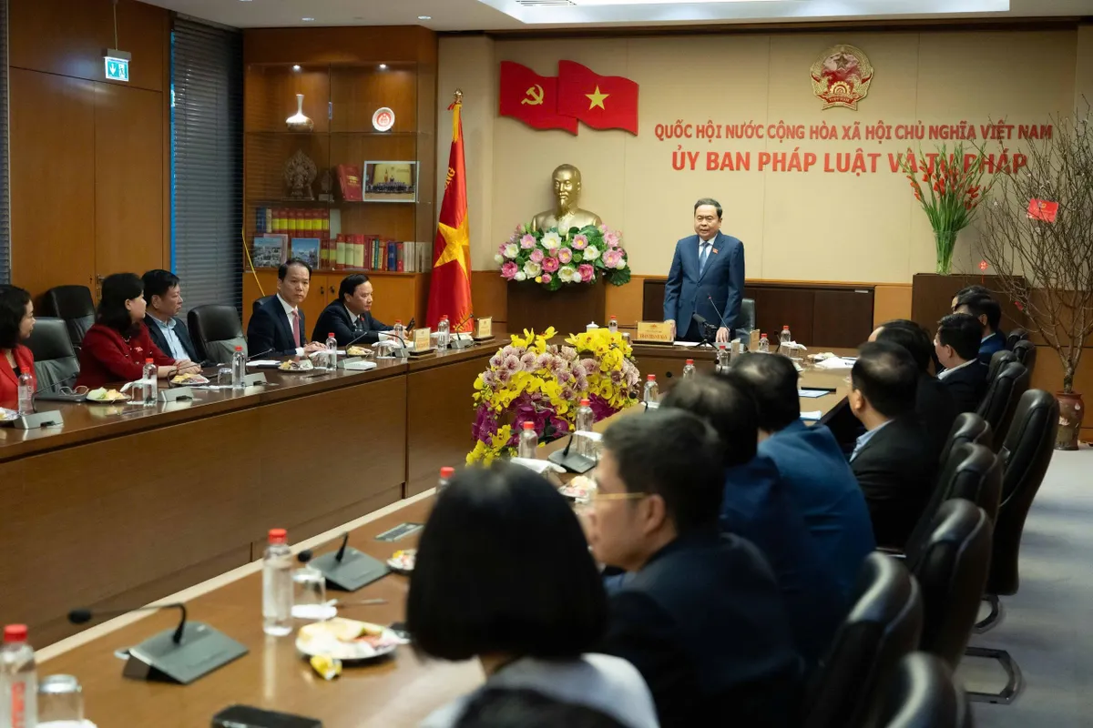 Chủ tịch Quốc hội Trần Thanh Mẫn thăm, l&agrave;m việc với Ủy ban Ph&aacute;p luật v&agrave; Tư ph&aacute;p - Ảnh 1.