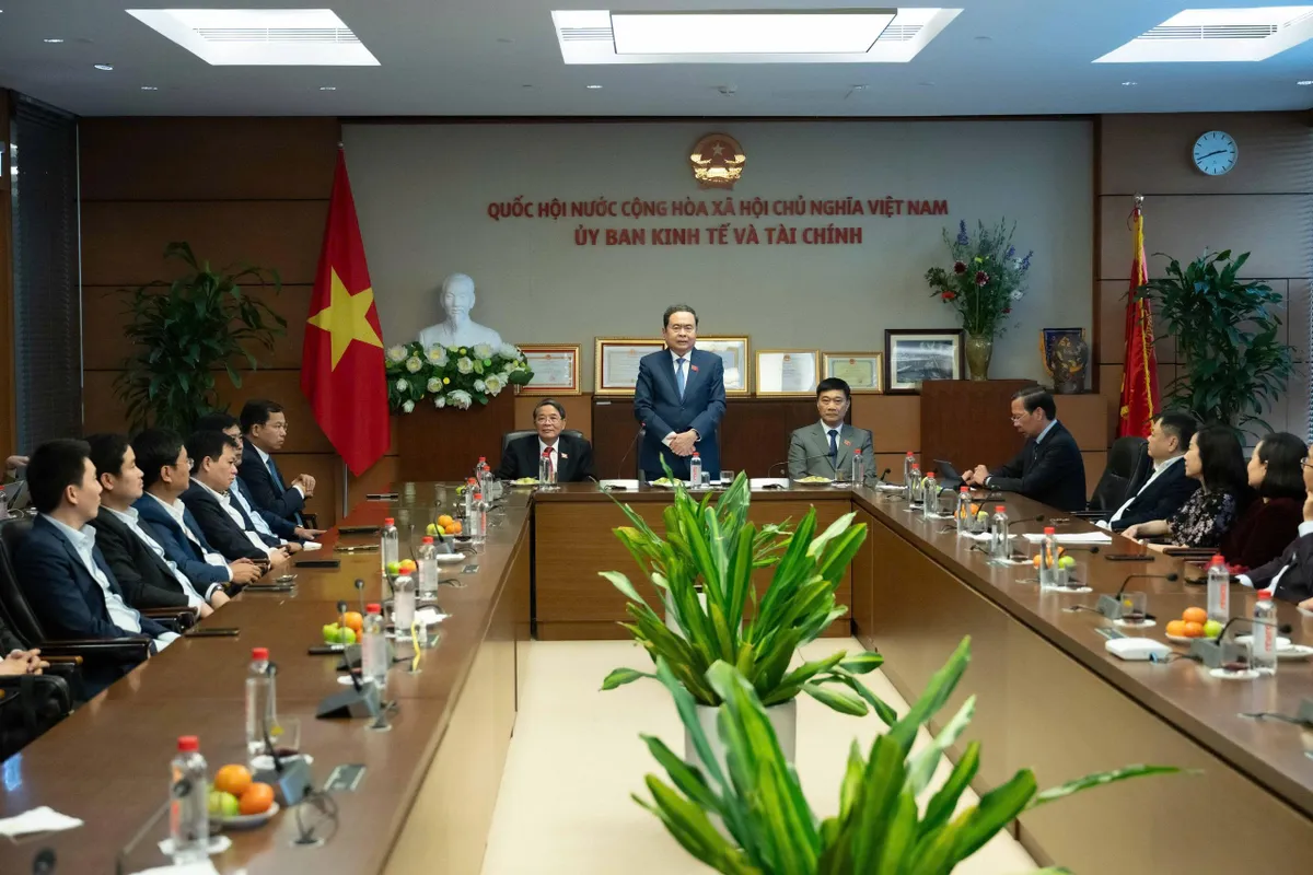 Chủ tịch Quốc hội thăm, l&agrave;m việc với Ủy ban Kinh tế v&agrave; T&agrave;i ch&iacute;nh - Ảnh 1.