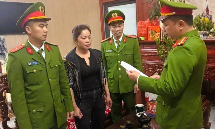 Bắt người phụ nữ chửi bới, thu tiền tr&ocirc;ng xe tr&aacute;i ph&eacute;p người đi lễ tại Bắc Ninh - Ảnh 1.