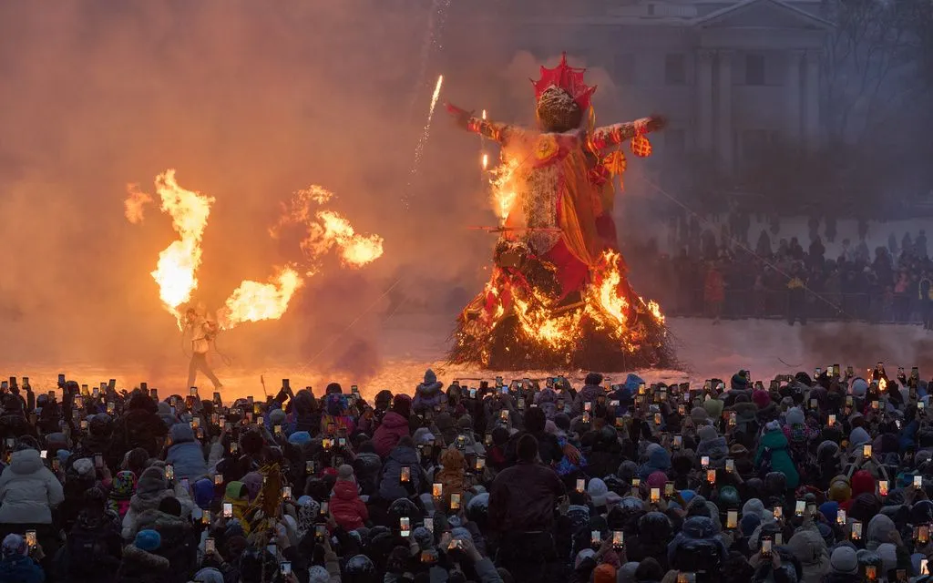 Khán giả theo dõi nghi thức đốt hình nộm Bà Chúa Mùa đông trong lễ hội Maslenitsa tại St. Petersburg, Nga ngày 22/2/2026. (Ảnh: AP)